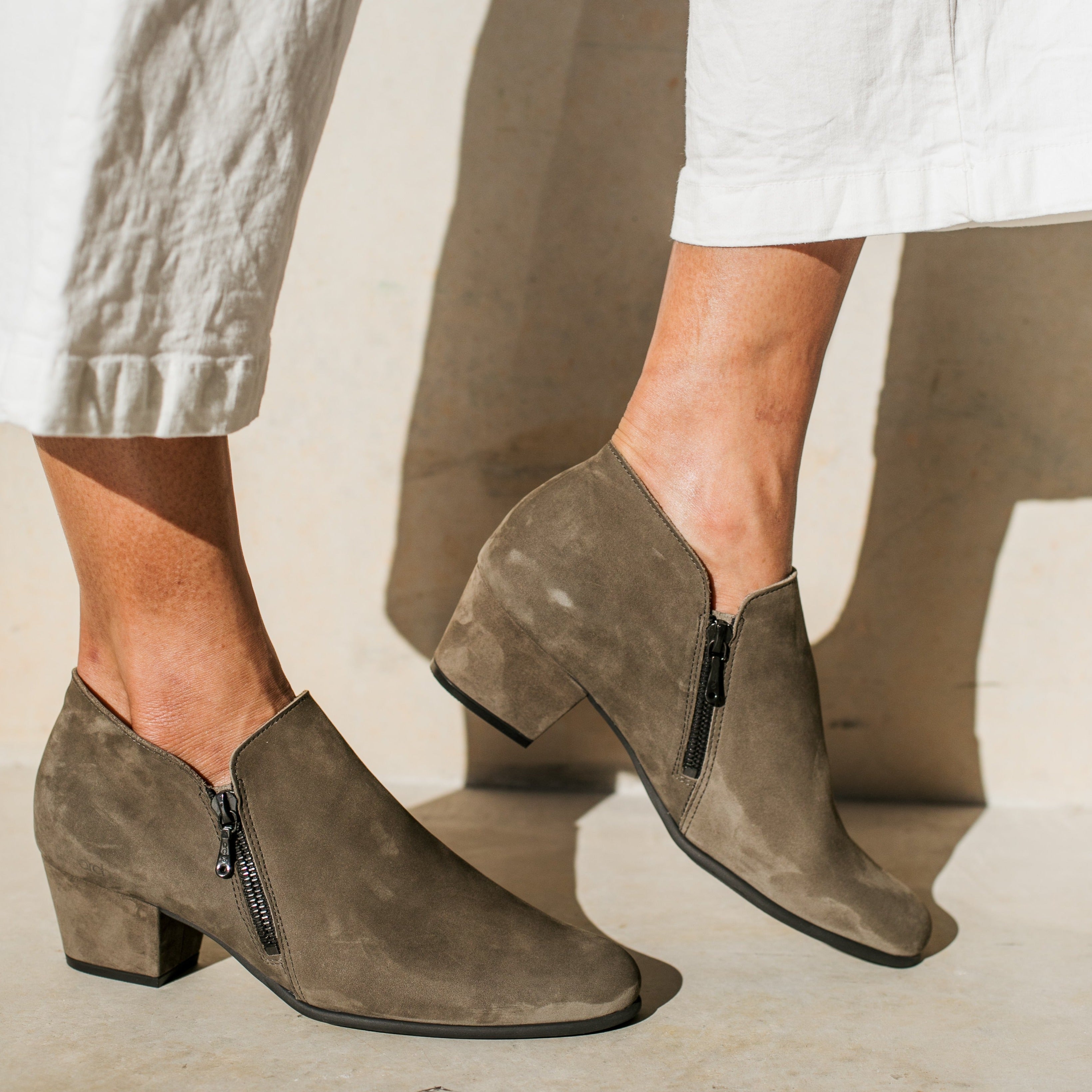 Arche Mallye / Castor ( Last pair is a size 39 )