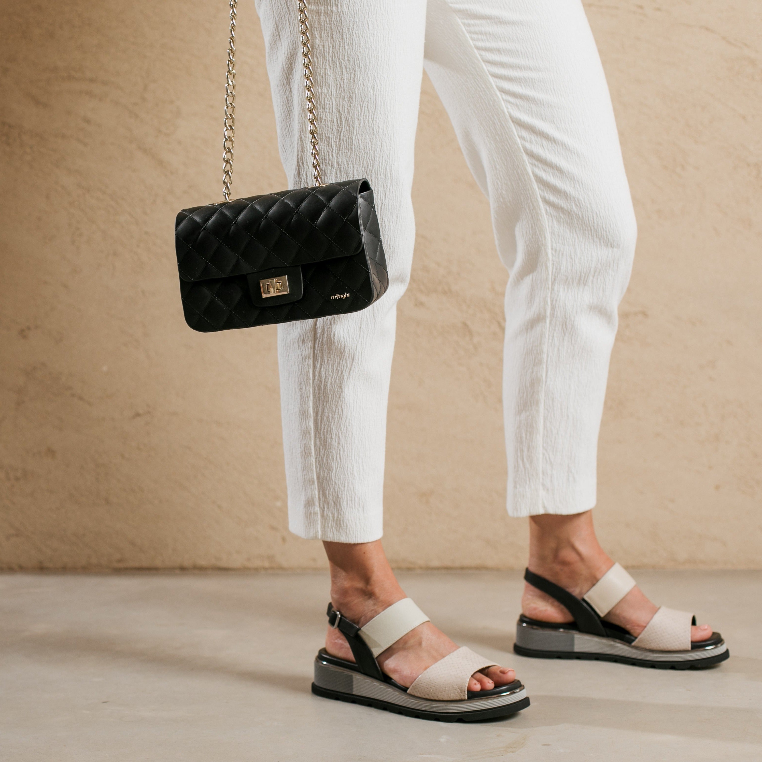 Menghi / M5009 - Black