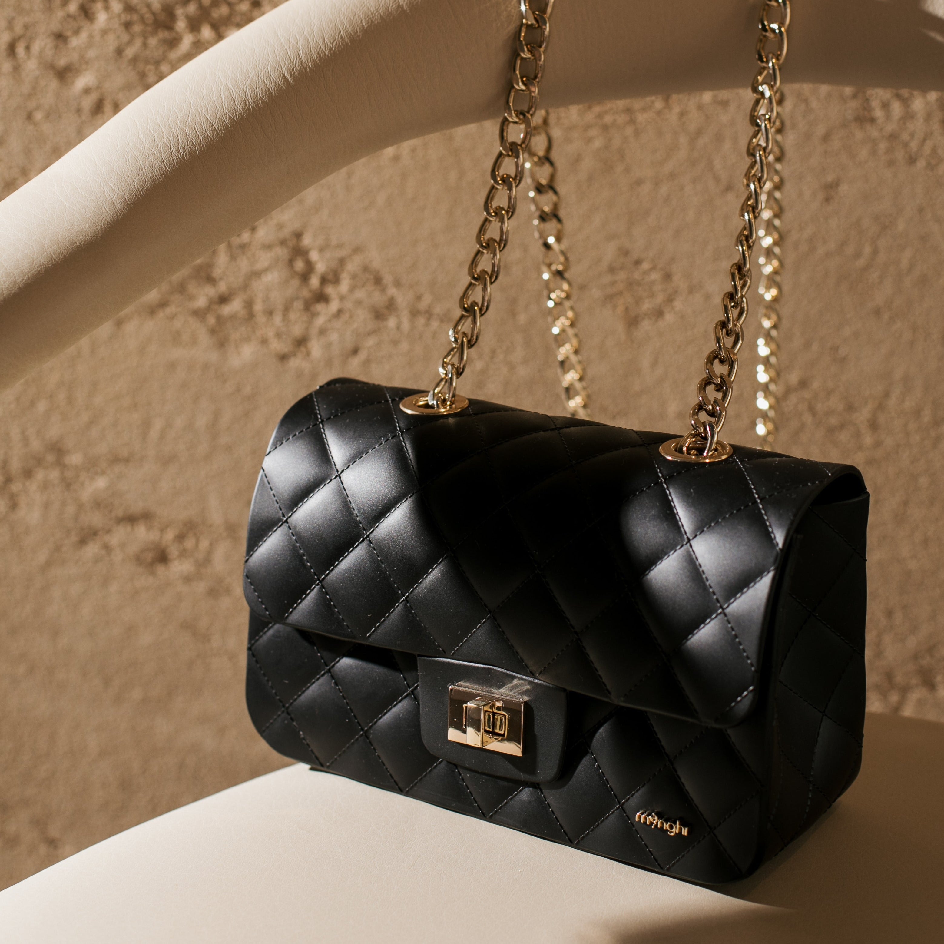 Menghi / M5009 - Black