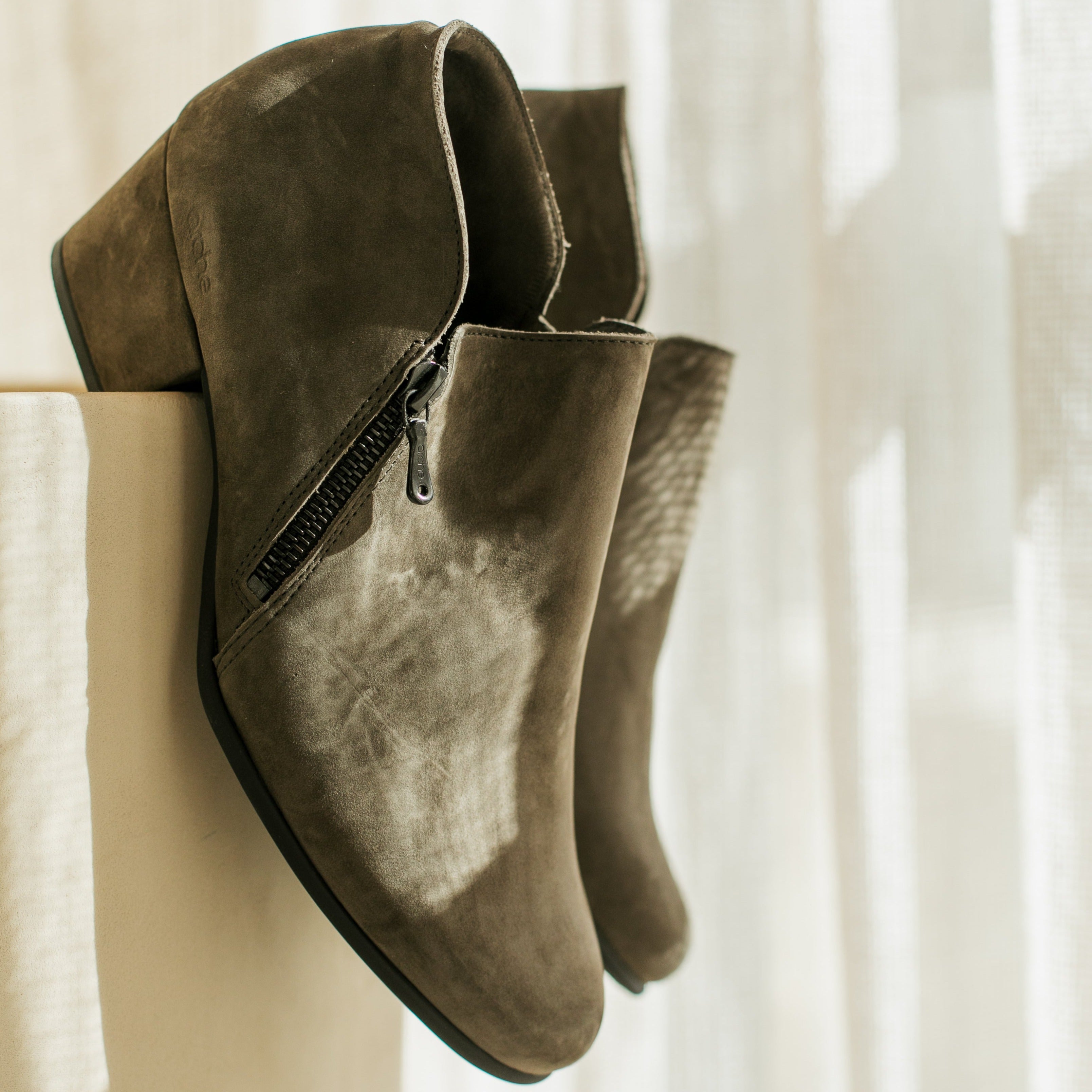 Arche Mallye / Castor ( Last pair is a size 39 )