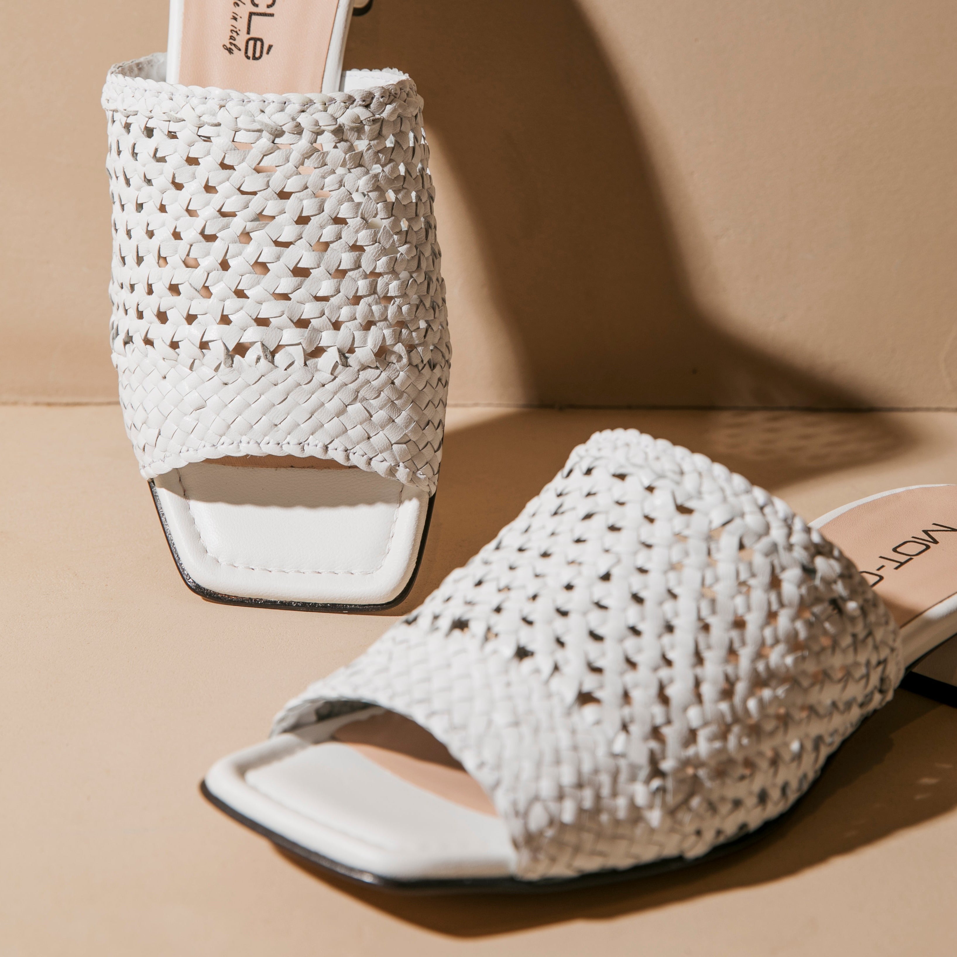 MOT-CLè / 2274 - White